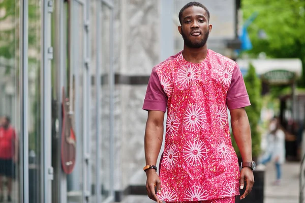 Retrato Joven Negro Con Ropa Africana Tradicional Color Rojo — Foto de Stock