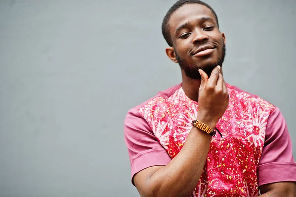 Siyah bir gencin portresi, Afrikalı geleneksel kırmızı renkli kıyafetler giyiyor..