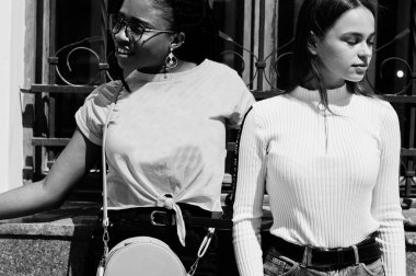 Beyaz beyaz beyaz kız ve siyah Afro-Amerikalı birlikte. Dünya birliği, ırk sevgisi, hoşgörü anlayışı ve ırk çeşitliliği işbirliği.