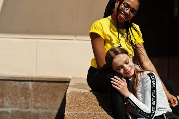 Weißes Kaukasisches Mädchen Und Schwarzer Afroamerikaner Zusammen Einheit Der Welt — Stockfoto