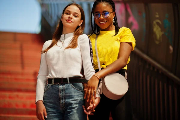 白人の白人の女の子と黒人のアフリカ系アメリカ人がトンネルに集まった 世界統一 人種愛 寛容と人種多様性の理解協力 — ストック写真