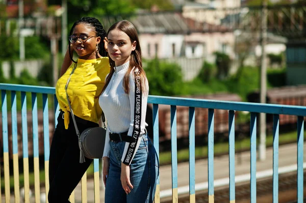 Weißes Kaukasisches Mädchen Und Schwarzer Afroamerikaner Zusammen Einheit Der Welt — Stockfoto