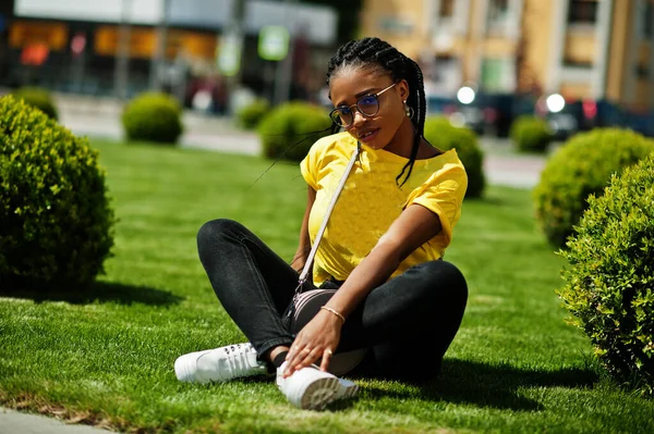 Portret Czarnej Afroamerykanki Żółtej Koszulce Okularach — Zdjęcie stockowe