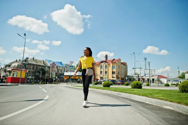 Porträtt Svart Afroamerikansk Kvinna Gul Shirt Och Glasögon — Stockfoto