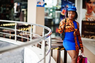 Alışveriş merkezindeki alışveriş torbalarıyla güzel Afrikalı Amerikalı kadın..