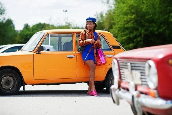 Hermosa Dama Afroamericana Con Bolsas Compras Pie Cerca Naranja Clásico — Foto de Stock