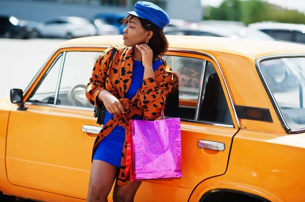 Hermosa Dama Afroamericana Con Bolsas Compras Pie Cerca Naranja Clásico —  Fotos de Stock