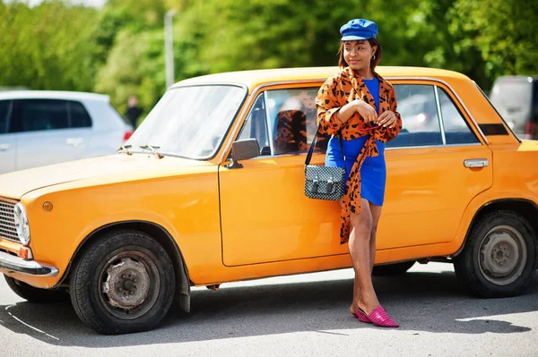 Hermosa Dama Afroamericana Pie Cerca Naranja Clásico Coche Retro —  Fotos de Stock