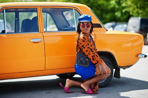 Schöne Afrikanisch Amerikanische Dame Mit Sonnenbrille Steht Neben Orangefarbenem Oldtimer — Stockfoto