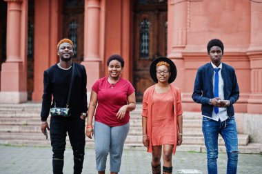 Dört Afrikalı arkadaş dışarıda eğleniyor. İki siyah kız ve erkekler..