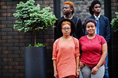 Dört Afrikalı arkadaş dışarıda eğleniyor. İki siyah kız ve erkekler..