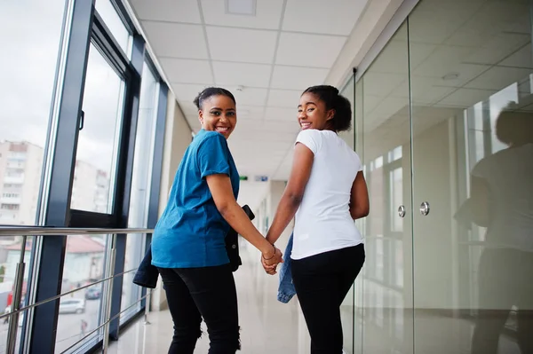 Parte Posterior Dos Amigas Africanas Camisetas Caminando Con Las Manos — Foto de Stock