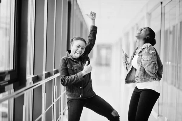 Duas Amigas Africanas Casaco Jeans Mostram Dedos Rocha Juntos Interior — Fotografia de Stock