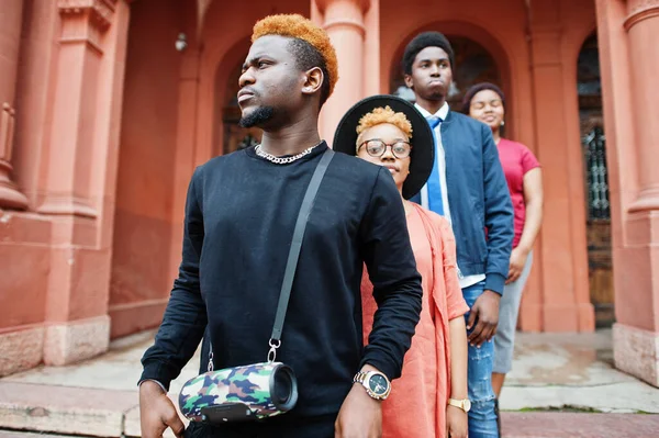 四个非洲朋友站在室外面对古老的建筑 两个黑人女孩和男人在一起 — 图库照片