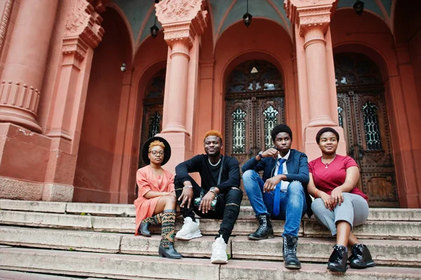 Vier Afrikanische Freunde Posierten Freien Gegen Alte Architektur Zwei Schwarze — Stockfoto
