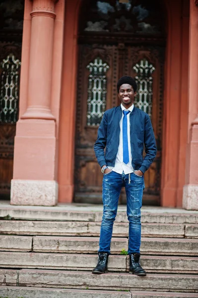 Африканский Мужчина Носить Галстуке Повседневной Одежды Позировать Открытом Воздухе — стоковое фото