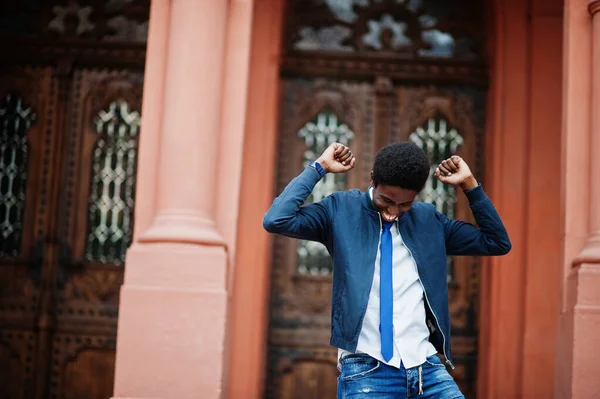 Africano Homem Desgaste Gravata Casual Roupa Posando Livre — Fotografia de Stock