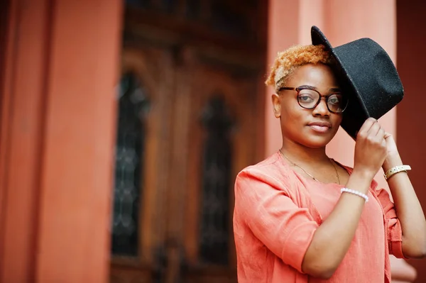 Mujer Pelo Rojo Africano Usar Gafas Vestido Naranja Sombrero Negro — Foto de Stock