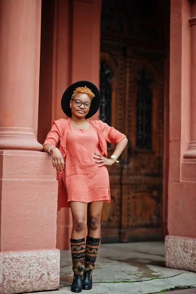 Mujer Pelo Rojo Africano Usar Gafas Vestido Naranja Sombrero Negro — Foto de Stock