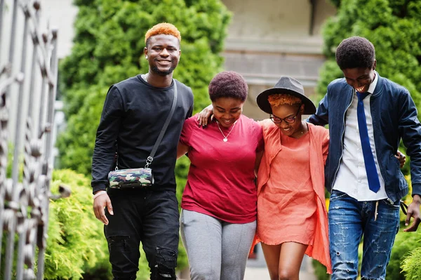 Cuatro Amigos Africanos Divirtiéndose Aire Libre Dos Chicas Negras Con — Foto de Stock