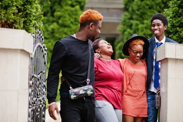 Cuatro Amigos Africanos Divirtiéndose Aire Libre Dos Chicas Negras Con — Foto de Stock