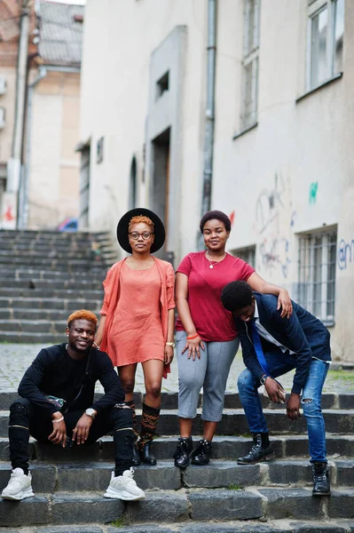 Négy Afrikai Barát Szórakozik Szabadban Két Fekete Lány Fiúkkal Egy — Stock Fotó