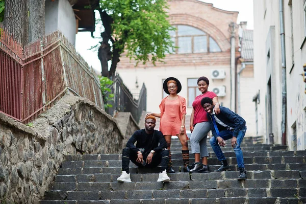 Vier Afrikanische Freunde Amüsieren Sich Freien Zwei Schwarze Mädchen Mit — Stockfoto