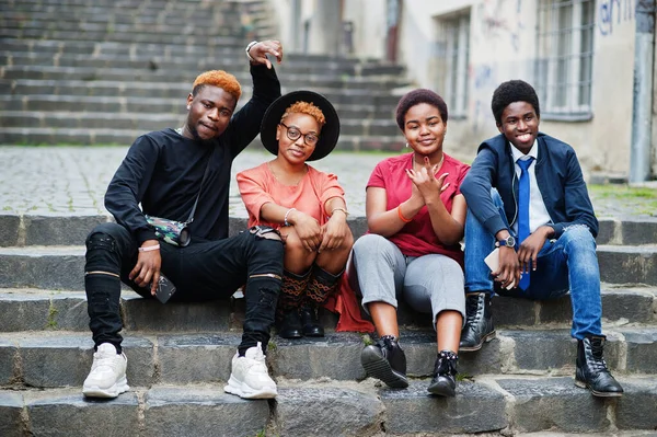 Чотири Африканські Друзі Розважаються Відкритому Повітрі Дві Чорні Дівчата Хлопцями — стокове фото