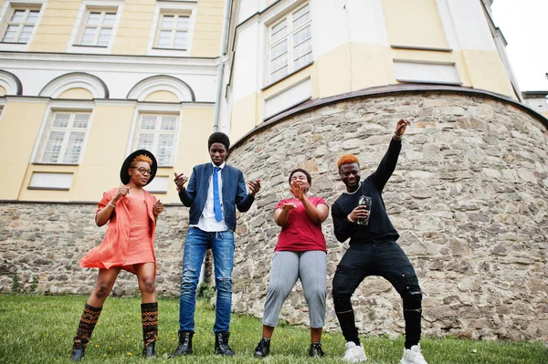 Cuatro Amigos Africanos Divirtiéndose Bailando Aire Libre Dos Chicas Negras — Foto de Stock