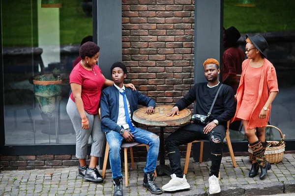 Négy Afrikai Barát Asztalnál Szabadtéri Kávézóban Két Fekete Lány Fiúkkal — Stock Fotó