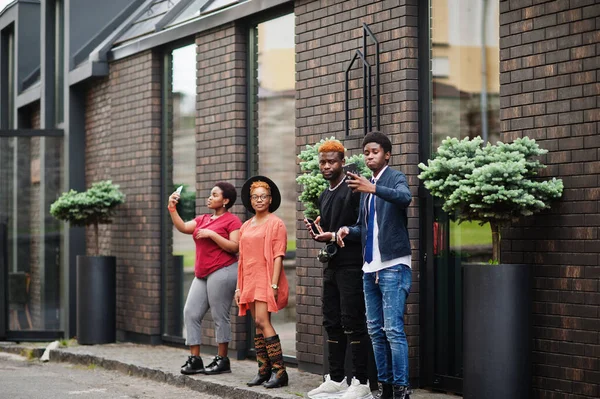 Four African Friends Having Fun Outdoors Two Black Girls Guys — Stock Photo, Image