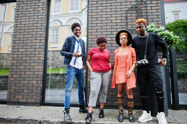 Cuatro Amigos Africanos Divirtiéndose Aire Libre Dos Chicas Negras Con — Foto de Stock