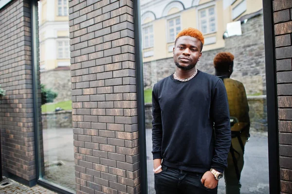 Afrikansk Rödhårig Man Bär Svart Outfit Poserar Utomhus — Stockfoto