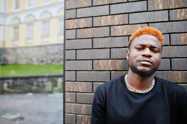 Africano Rojo Pelo Hombre Desgaste Negro Traje Posando Aire Libre — Foto de Stock