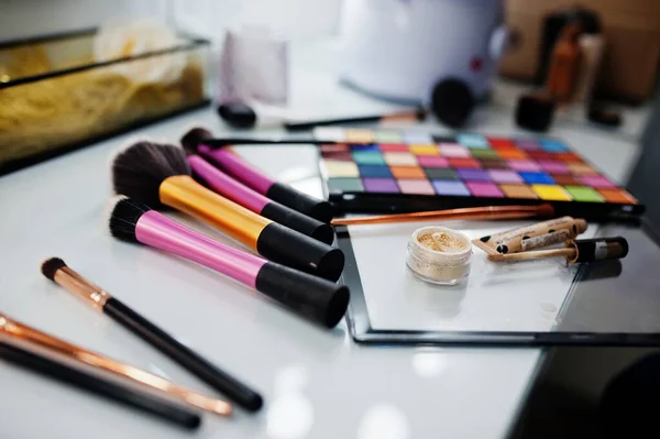 Pincéis Maquiagem Mesa Lustro Branco Salão Maquiagem — Fotografia de Stock