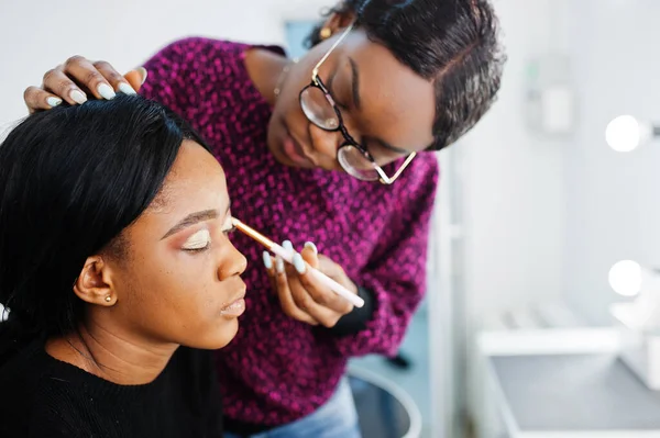 Donna Afroamericana Che Applica Make Make Artist Salone Bellezza — Foto Stock