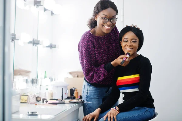 Mujer Afroamericana Aplicando Maquillaje Maquilladora Salón Belleza — Foto de Stock