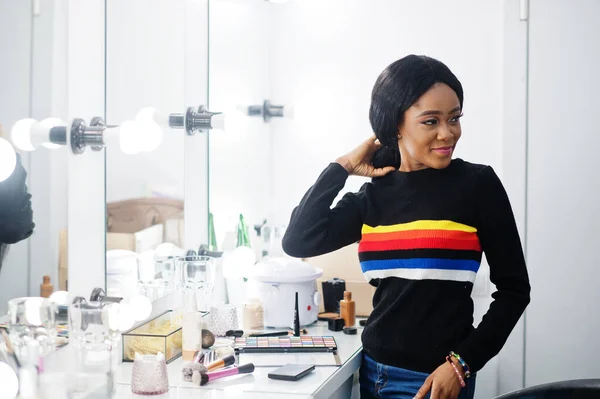 Retrato Una Mujer Afroamericana Que Aplica Maquillaje Salón Belleza — Foto de Stock