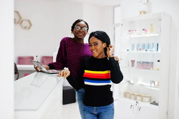 Mujer Afroamericana Aplicando Maquillaje Maquilladora Salón Belleza — Foto de Stock