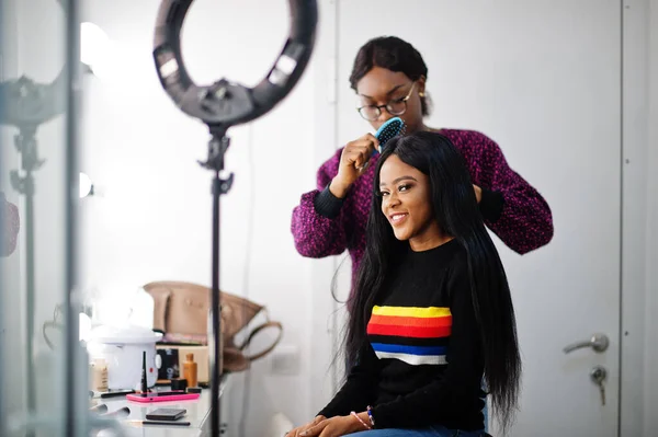 Mujer Afroamericana Aplicando Peluquería Estilista Salón Belleza — Foto de Stock