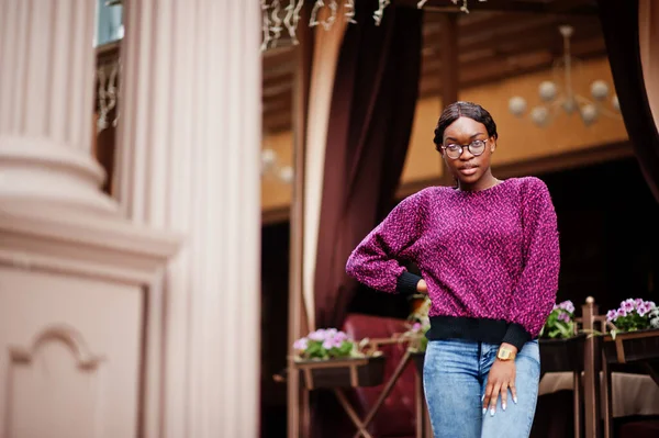 Mujer Afroamericana Usa Anteojos Posando Aire Libre — Foto de Stock