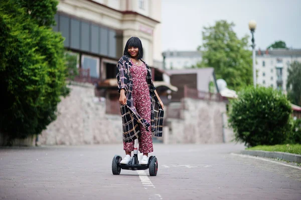 Vacker Afrikansk Amerikansk Kvinna Med Segway Eller Svävare Ombord Svart — Stockfoto