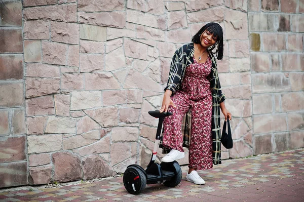 Mulher Americana Africana Bonita Ficar Perto Segway Hoverboard Menina Preta — Fotografia de Stock