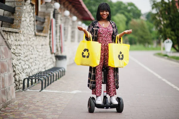 Schöne Afrikanische Amerikanerin Mit Segway Oder Hoverboard Schwarzes Mädchen Mit — Stockfoto