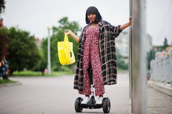 Vacker Afrikansk Amerikansk Kvinna Med Segway Eller Svävare Ombord Svart — Stockfoto