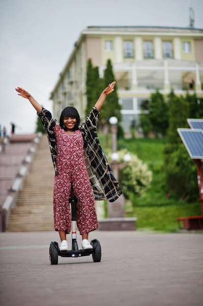 Schöne Afrikanische Amerikanerin Mit Segway Oder Hoverboard Schwarzes Mädchen Auf — Stockfoto