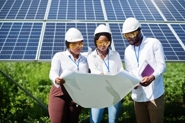 Técnico Afro Americano Verifica Manutenção Dos Painéis Solares Grupo Três — Fotografia de Stock