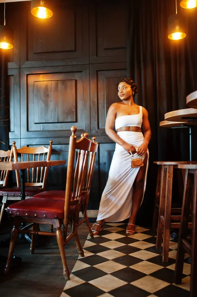 Африканська Американка Зачіска Білій Сукні Ресторані — стокове фото