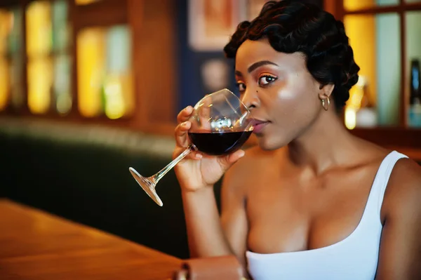 Africano Mulher Americana Penteado Retro Vestido Branco Restaurante Com Copo — Fotografia de Stock