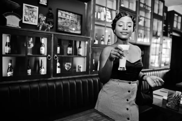 Портрет Африканської Американки Зачіска Ретро Ресторані Чашкою Лате — стокове фото